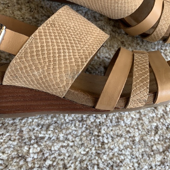 Sofft Velora Snakeskin Embossed Wedge Sandal Tan - Picture 3 of 8